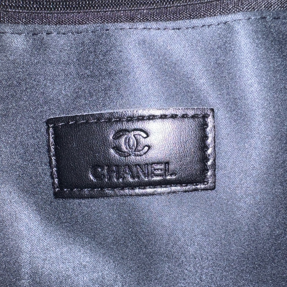 Black and Gold Chain Tote - Picture 4 of 9